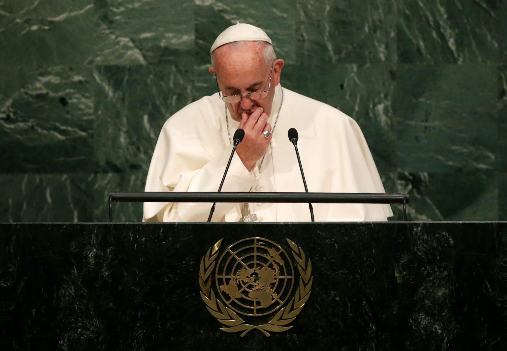 Papa contra ‘irresponsável má gestão da economia mundial’