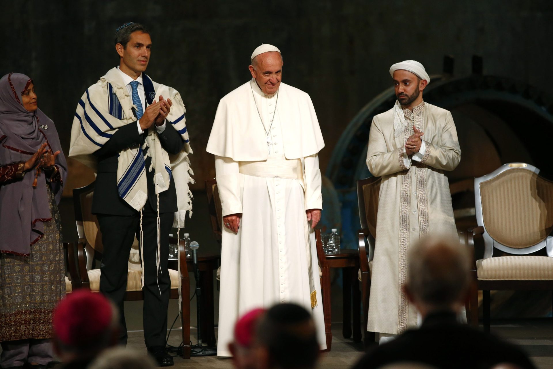 Papa reza com representantes de outras religiões