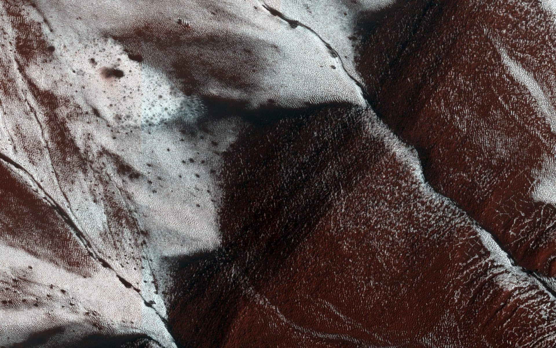 NASA: Cientistas anunciam existência de água salgada em Marte