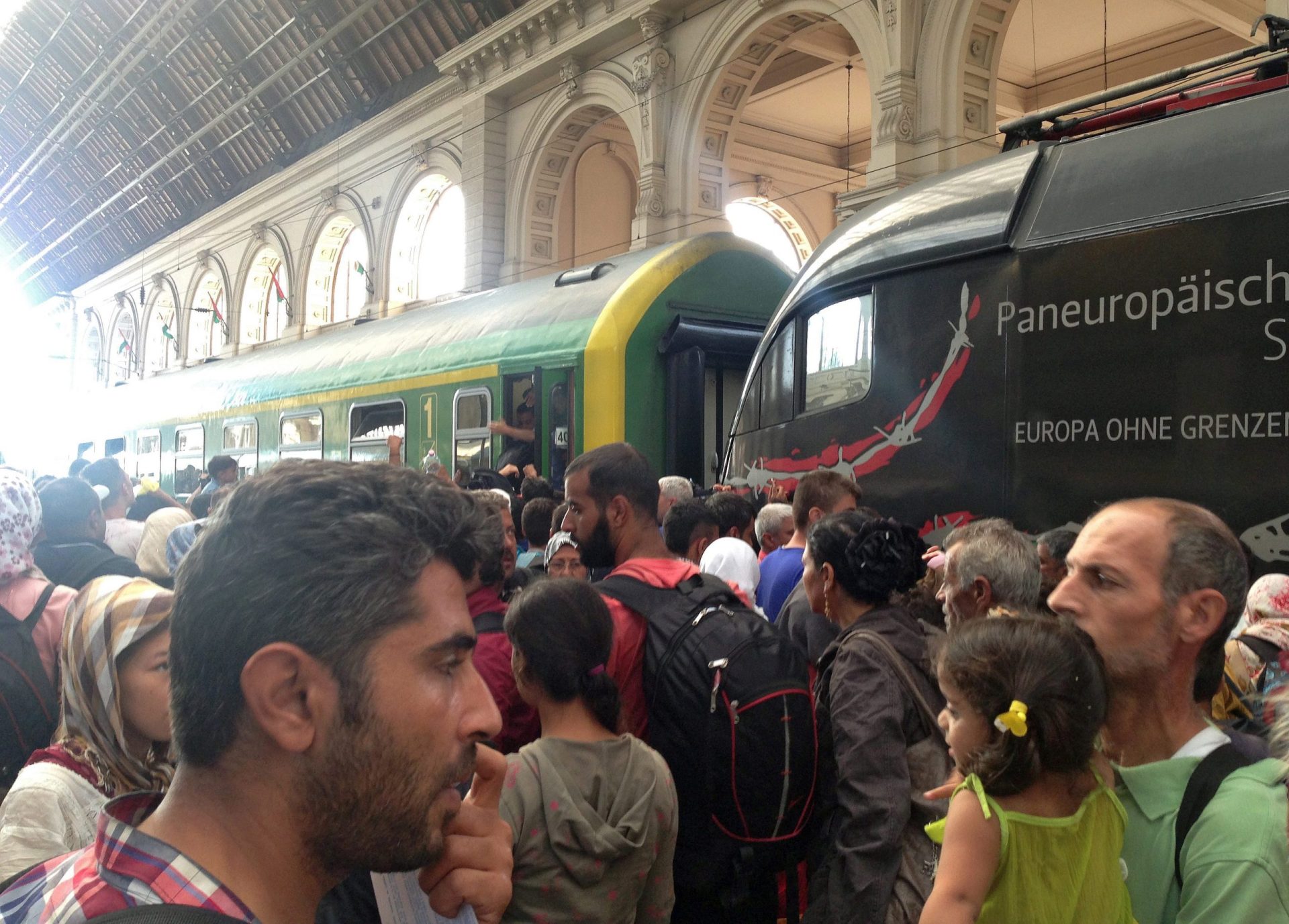 Hungria. Refugiados entram na estação ferroviária, mas nenhum comboio partiu