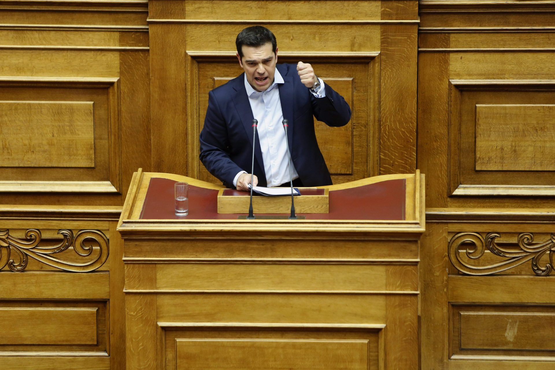 Tsipras defende terceiro resgate e rejeita aliança com conservadores