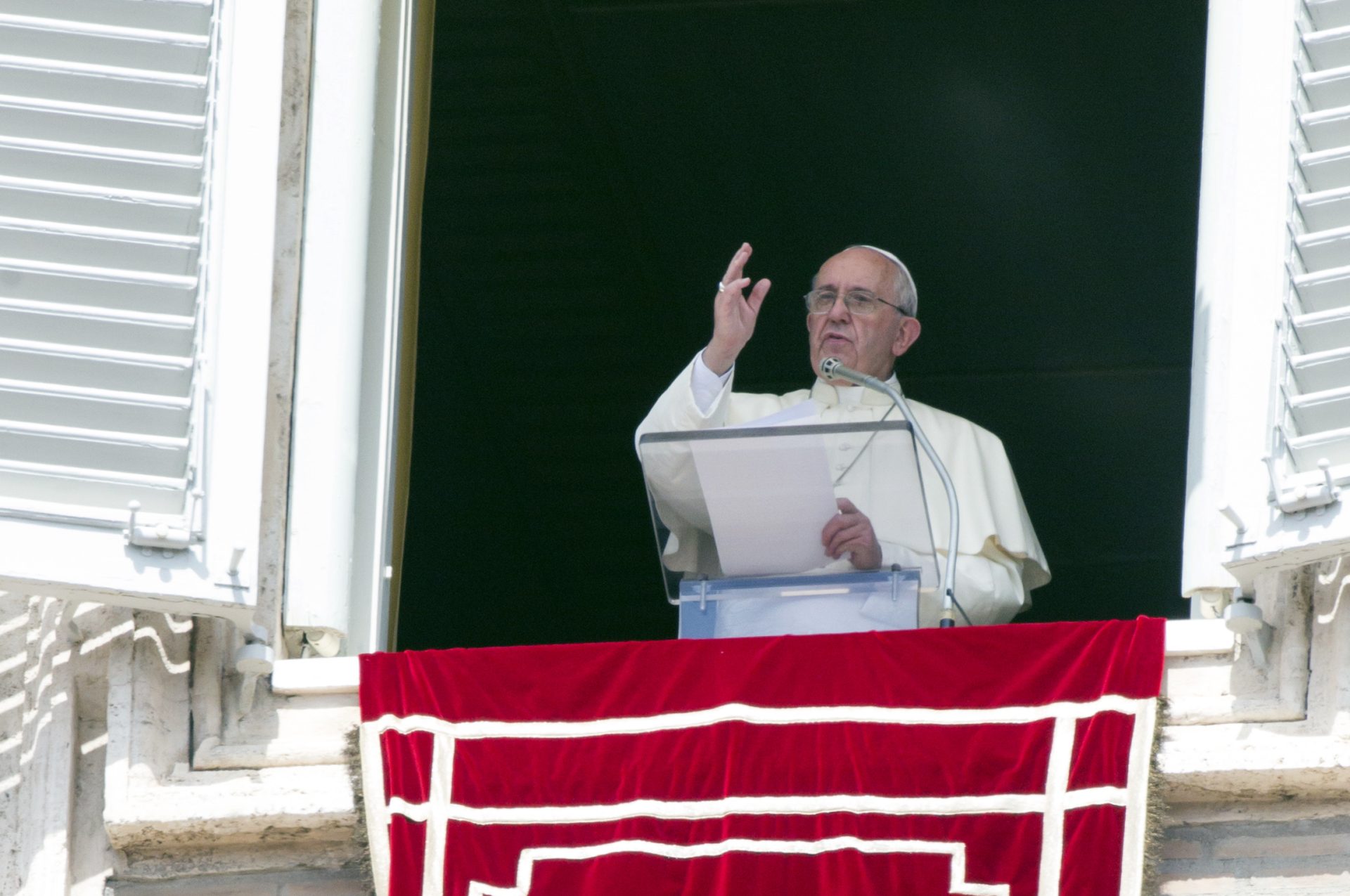 Papa pede medidas para cativar jovens