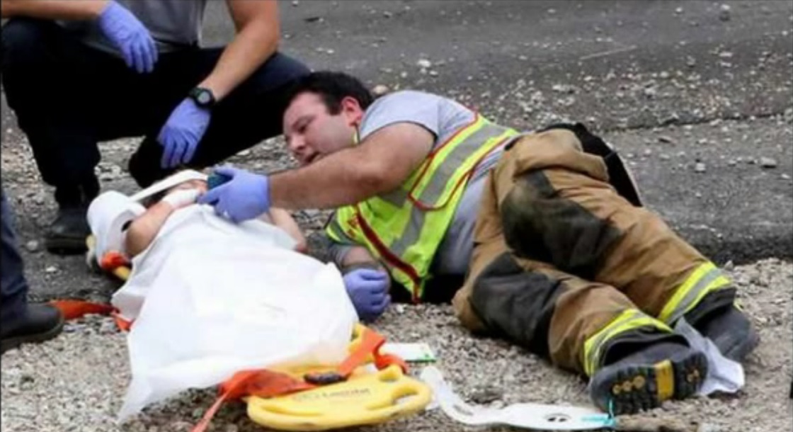 O ‘truque’ deste bombeiro para acalmar uma criança após acidente