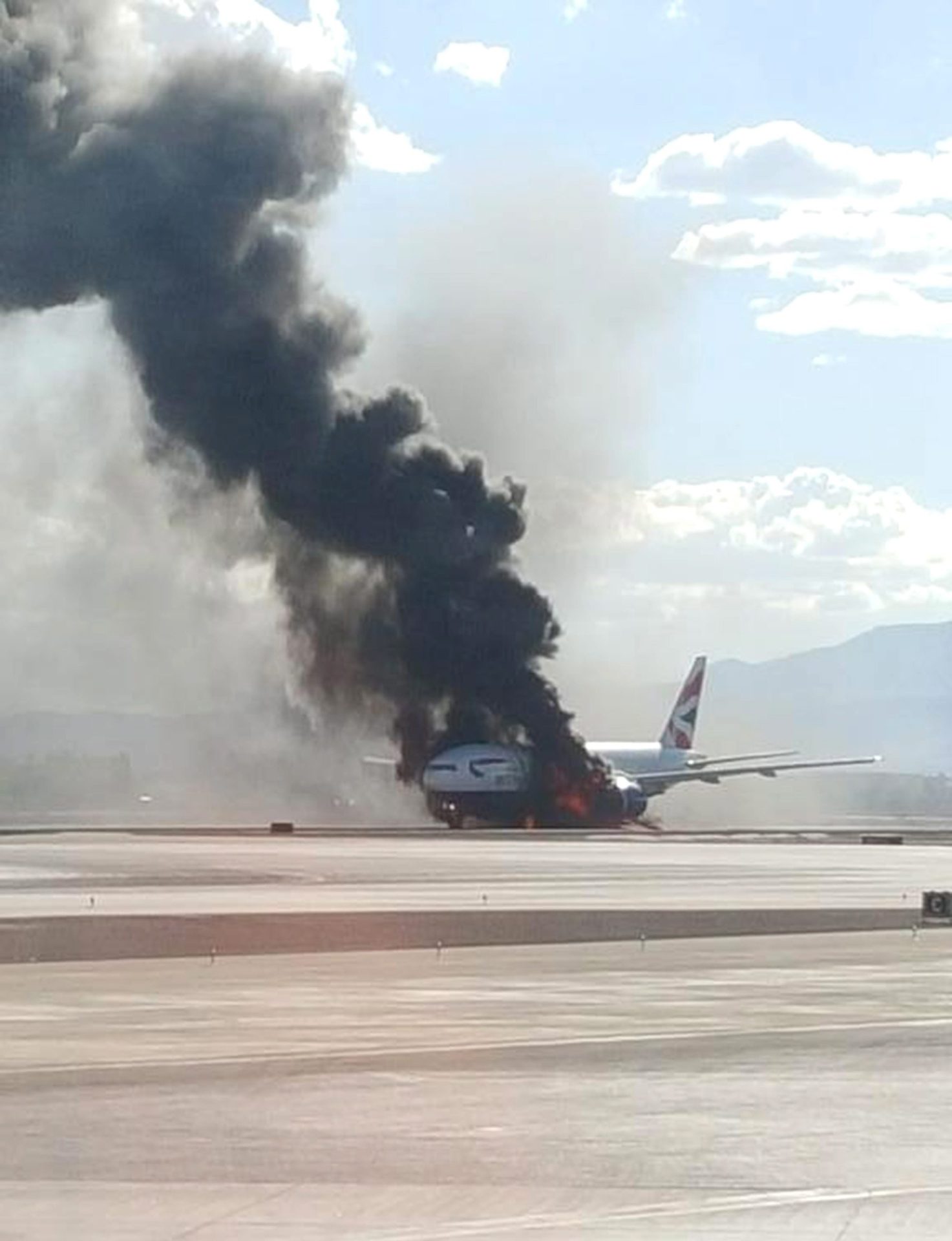 Avião da British Airways incendeia-se em pista de aeroporto