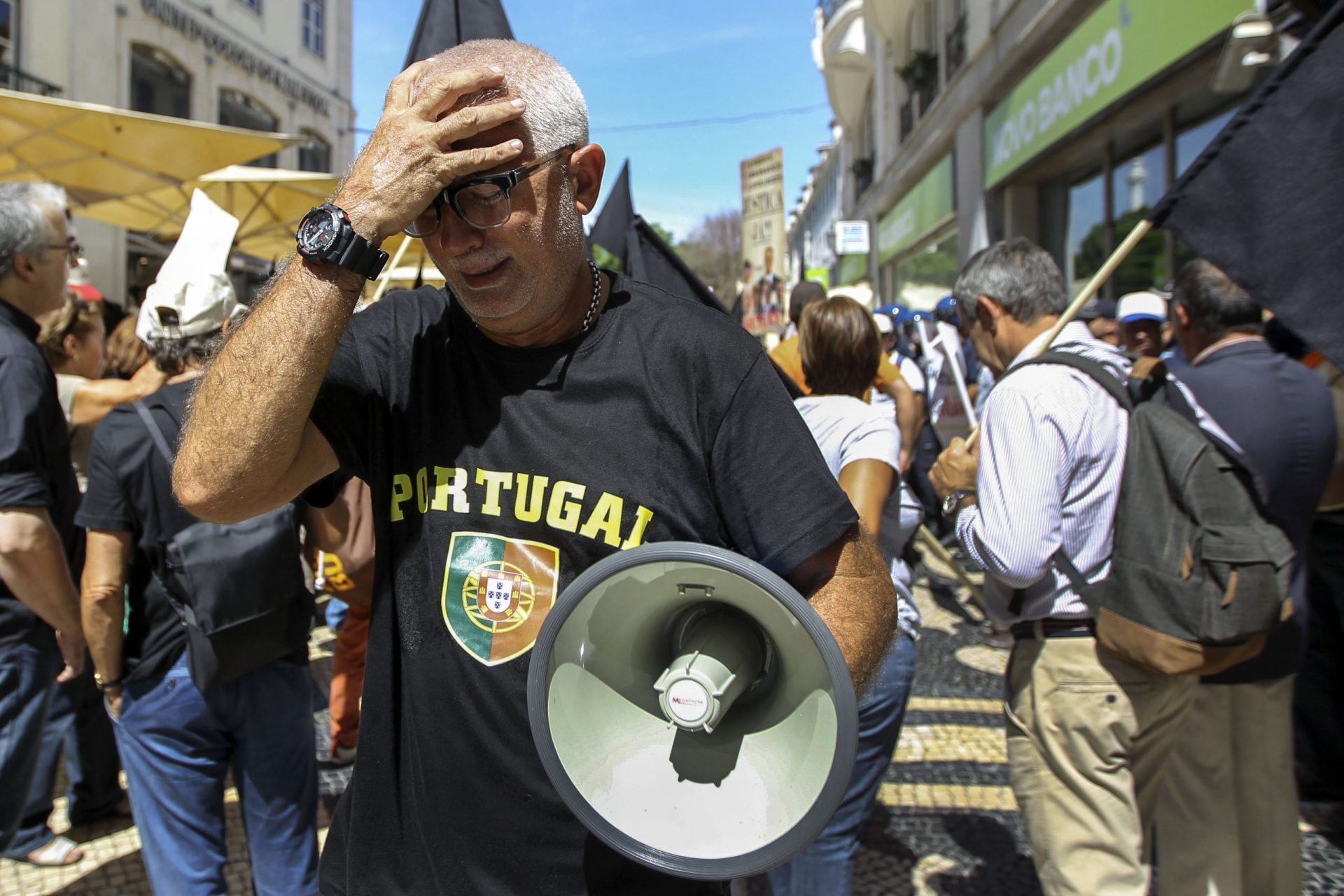 Polícia usa gás pimenta para dispersar lesados do BES