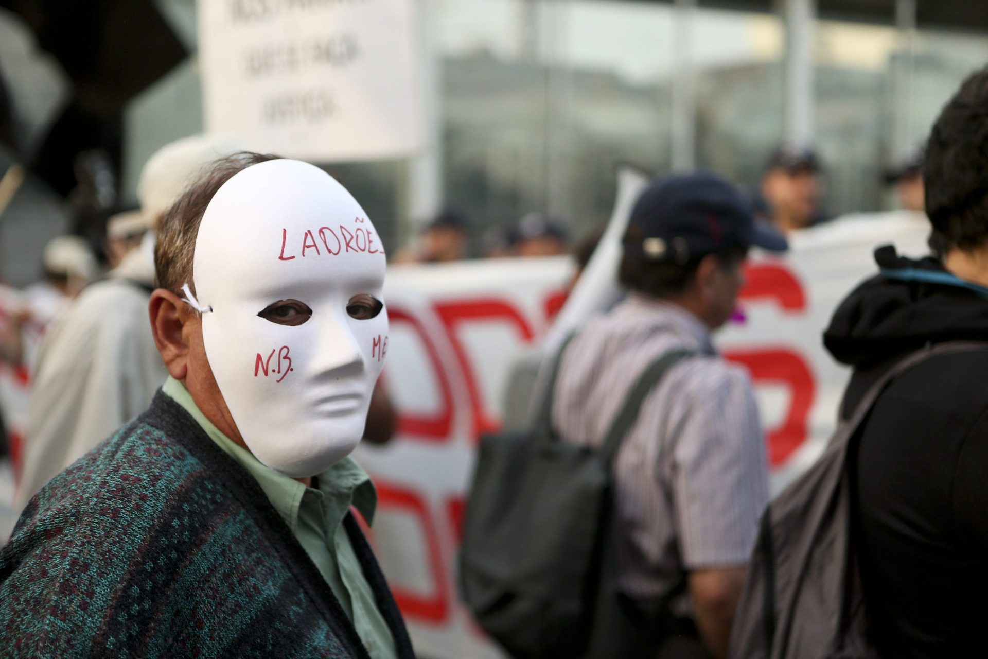 Lesados do BES protestaram junto ao museu onde decorre debate