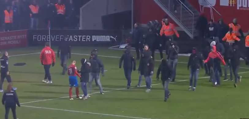 Hooligans invadem campo e tentam agredir o jogador Jordan Larsson