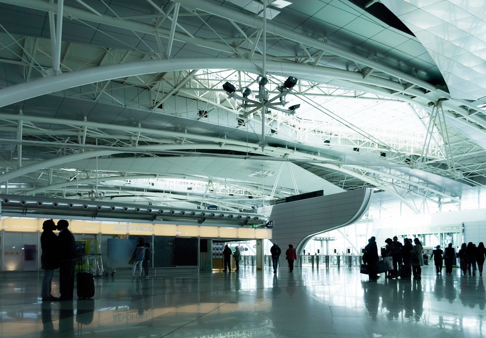 Taxas aeroportuárias vão aumentar 22 cêntimos em Lisboa e 15 cêntimos em Faro em 2017