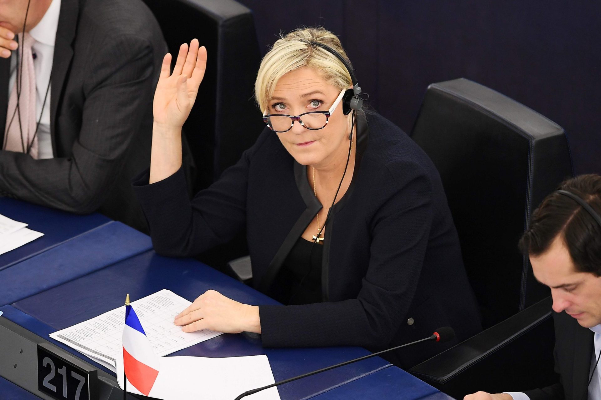 Chocada com sucesso de Fillon, Le Pen reza por Juppé