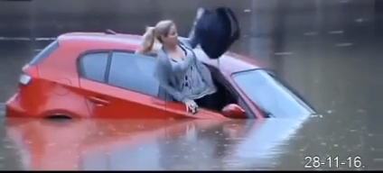 Tempestade em Valência. Mulher consegue sair do carro antes deste se afundar