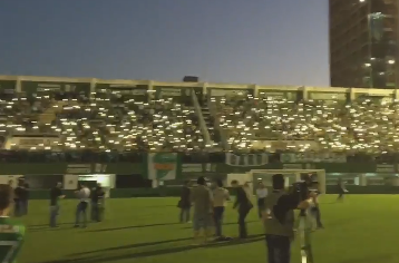 O estádio da Chapecoense encheu-se em homenagem às vítimas (VíDEO)