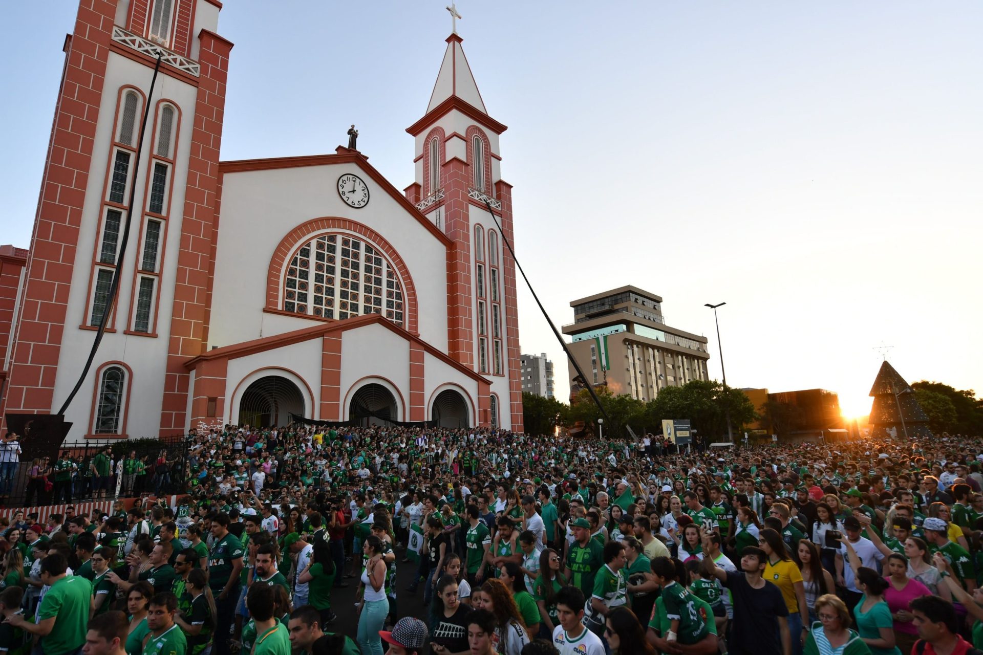 Chapecoense. Milhares juntam-se em homenagem às vítimas (FOTOGALERIA)