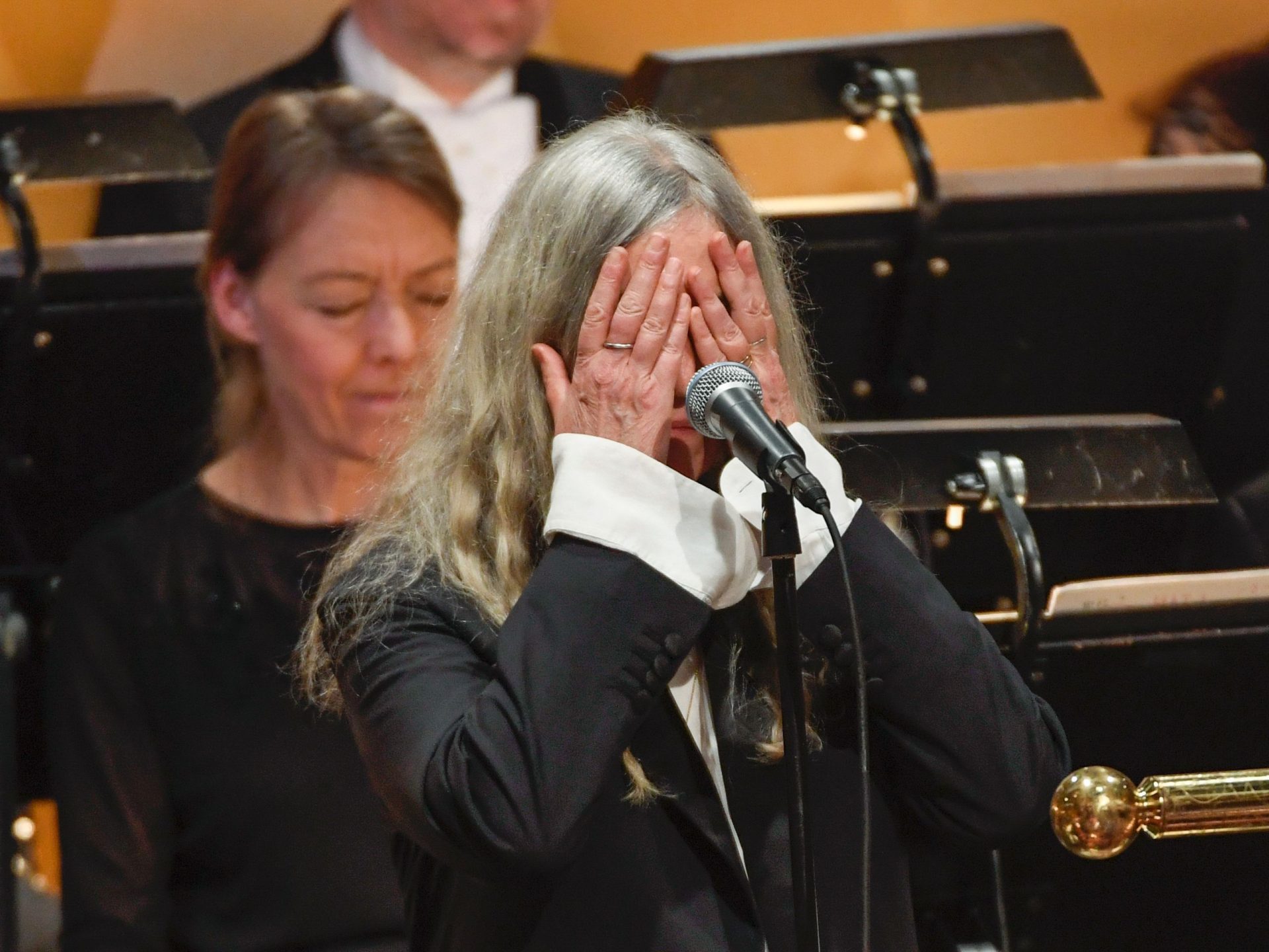 A falha comovente de Patti Smith na entrega dos Nobel [vídeo]