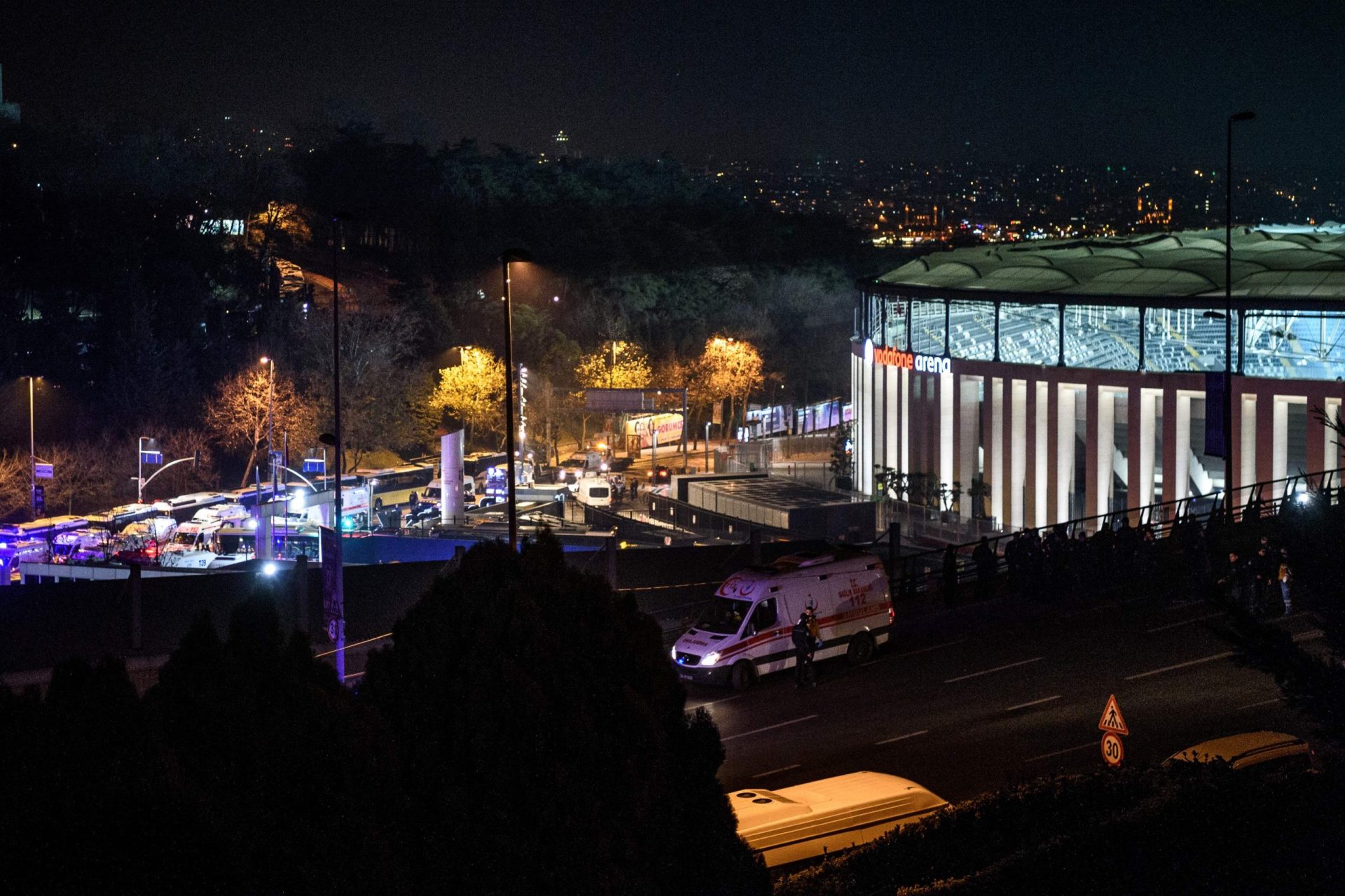 Ataque terrorista perto de estádio do Besiktas faz dezenas de mortos e feridos [vídeo]