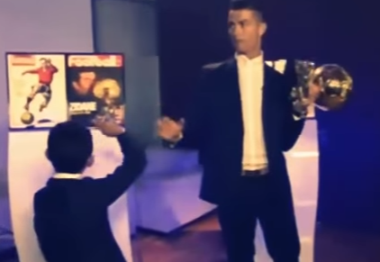 Filho de Cristiano Ronaldo festeja Bola de Ouro com movimento famoso