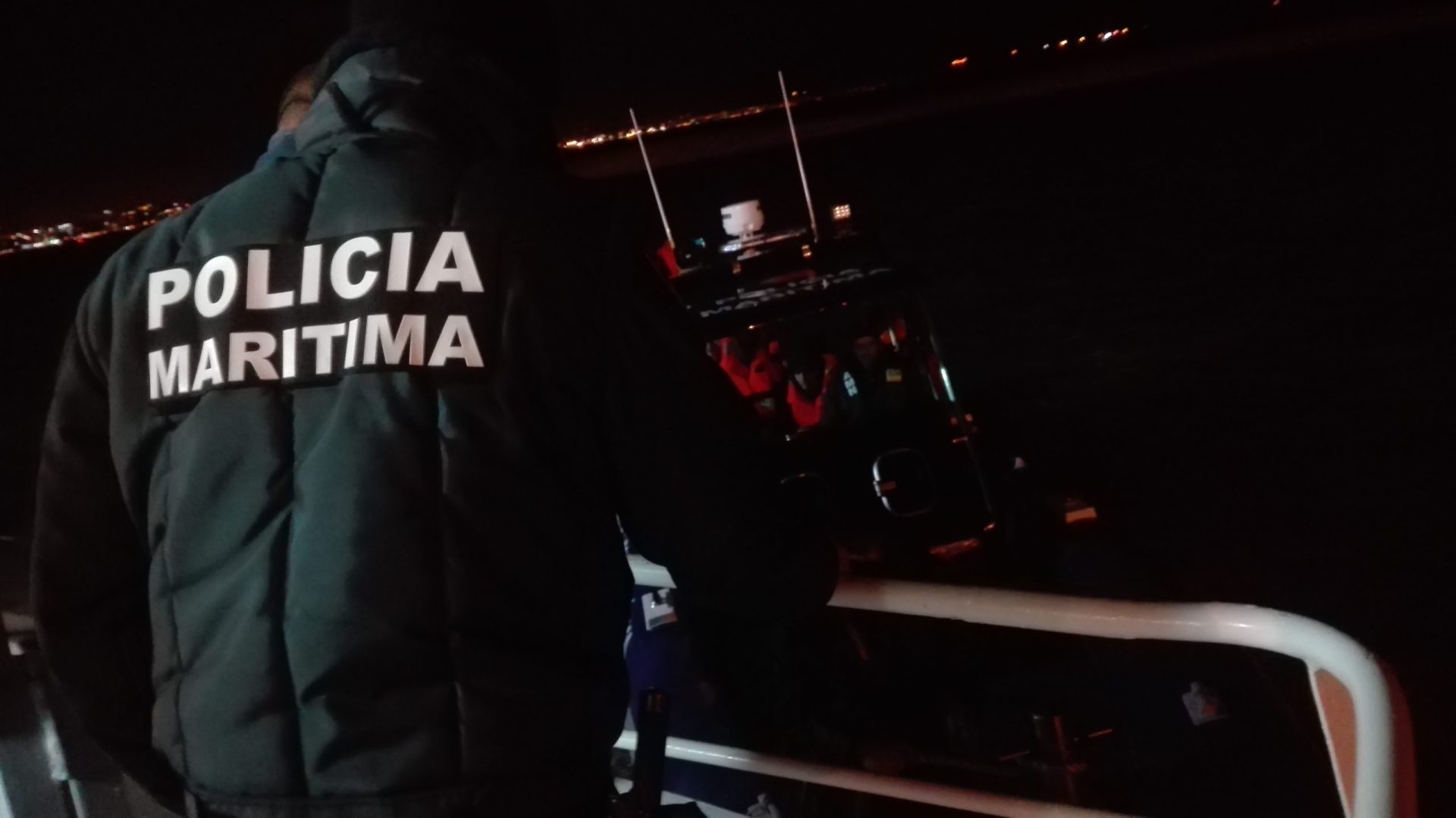 Polícia Marítima evacua embarcação encalhada no Tejo