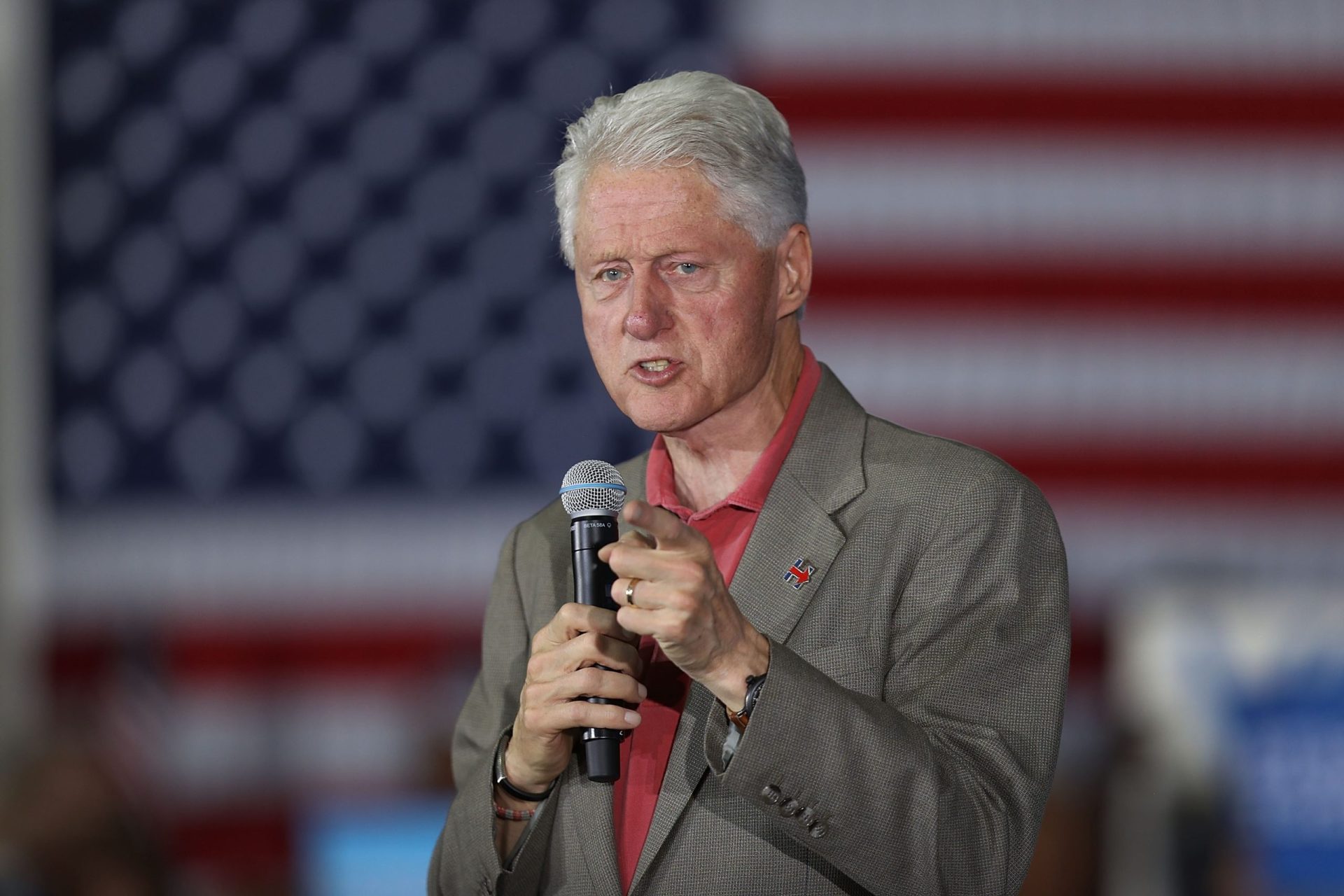 Bill Clinton acusa o FBI de ter derrotado a sua mulher