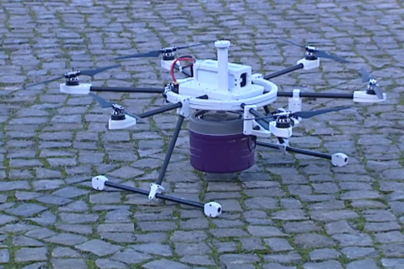 Drone faz entrega personalizada de refeição a idoso isolado