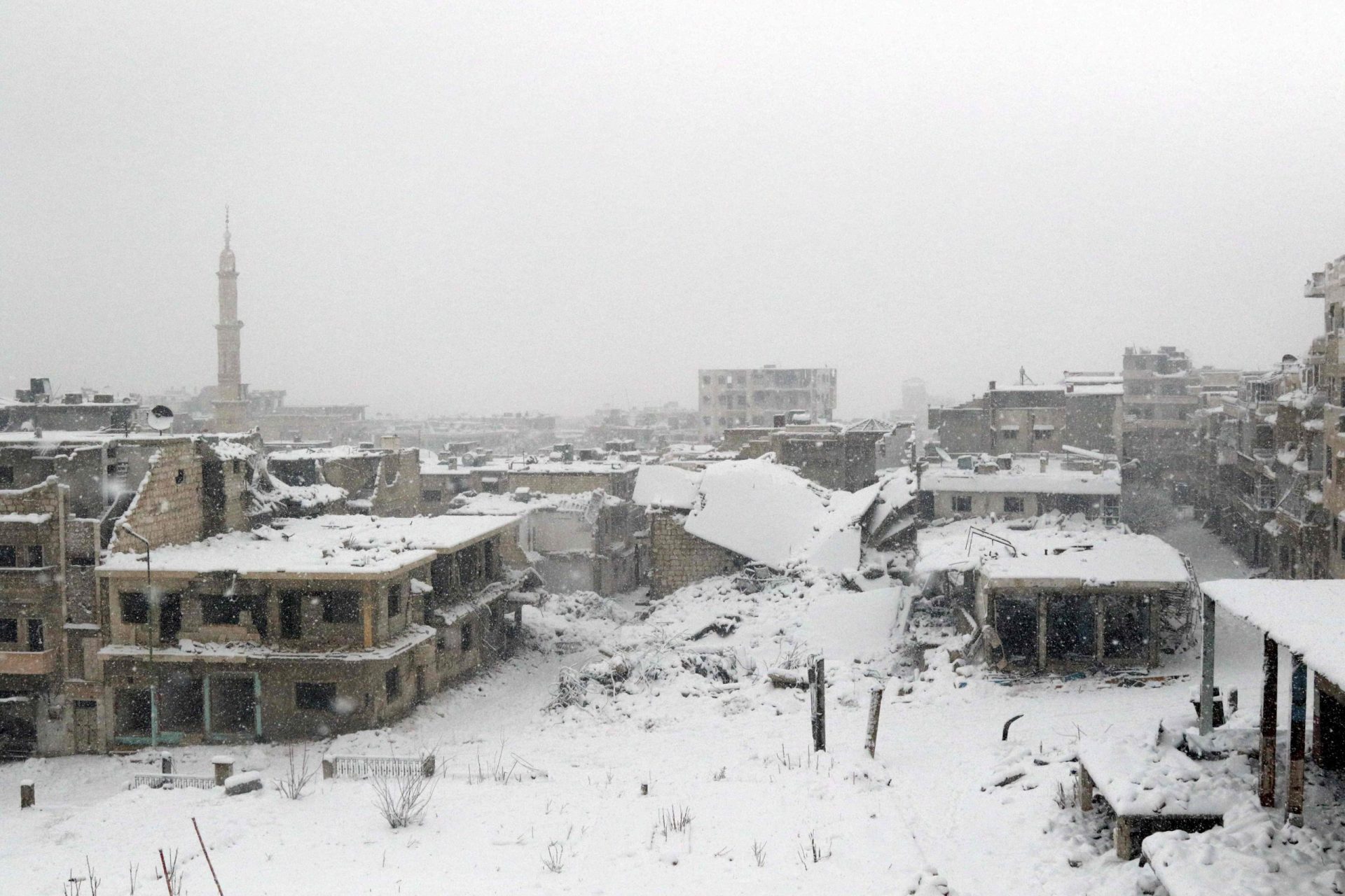 Neve dificulta a saída de civis de Alepo