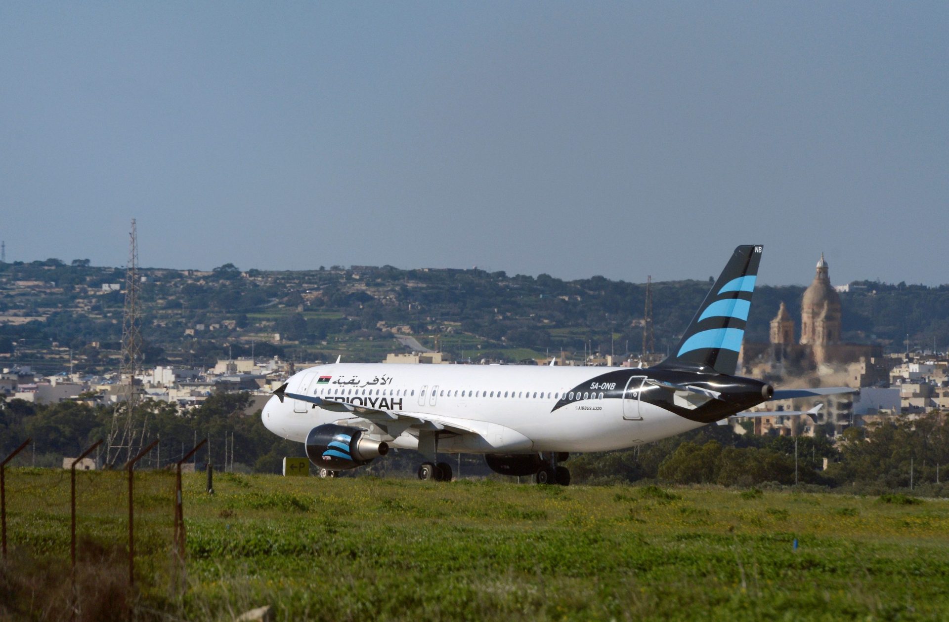 Avião desviado. Ocupantes estão a sair do avião