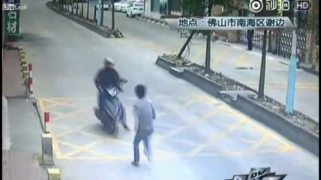 Homem interceta ladrão com golpe ao estilo de Bruce Lee [vídeo]
