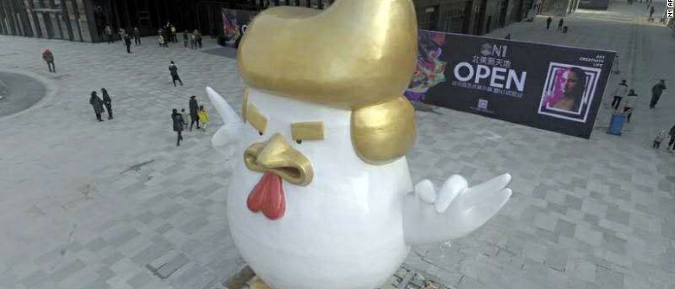 “Galo” semelhante a Trump faz sucesso em centro comercial chinês