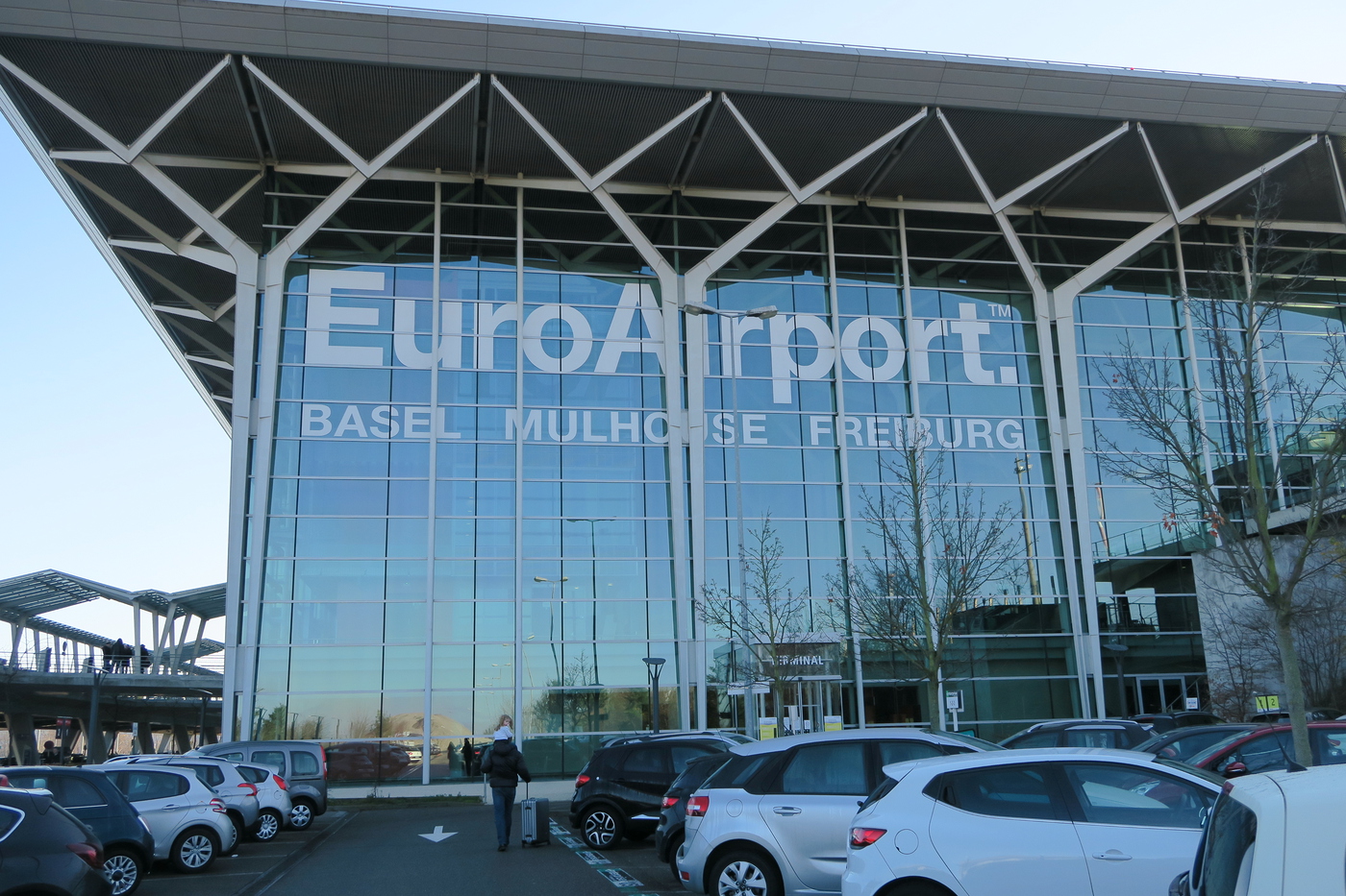 Queda de avião no aeroporto da Suíça faz dois mortos