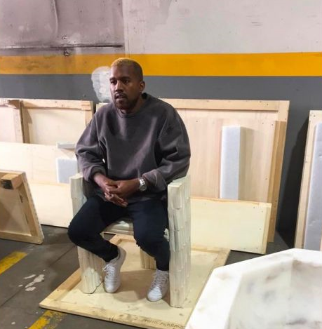 Kanye West faz primeira aparição pública depois de internamento