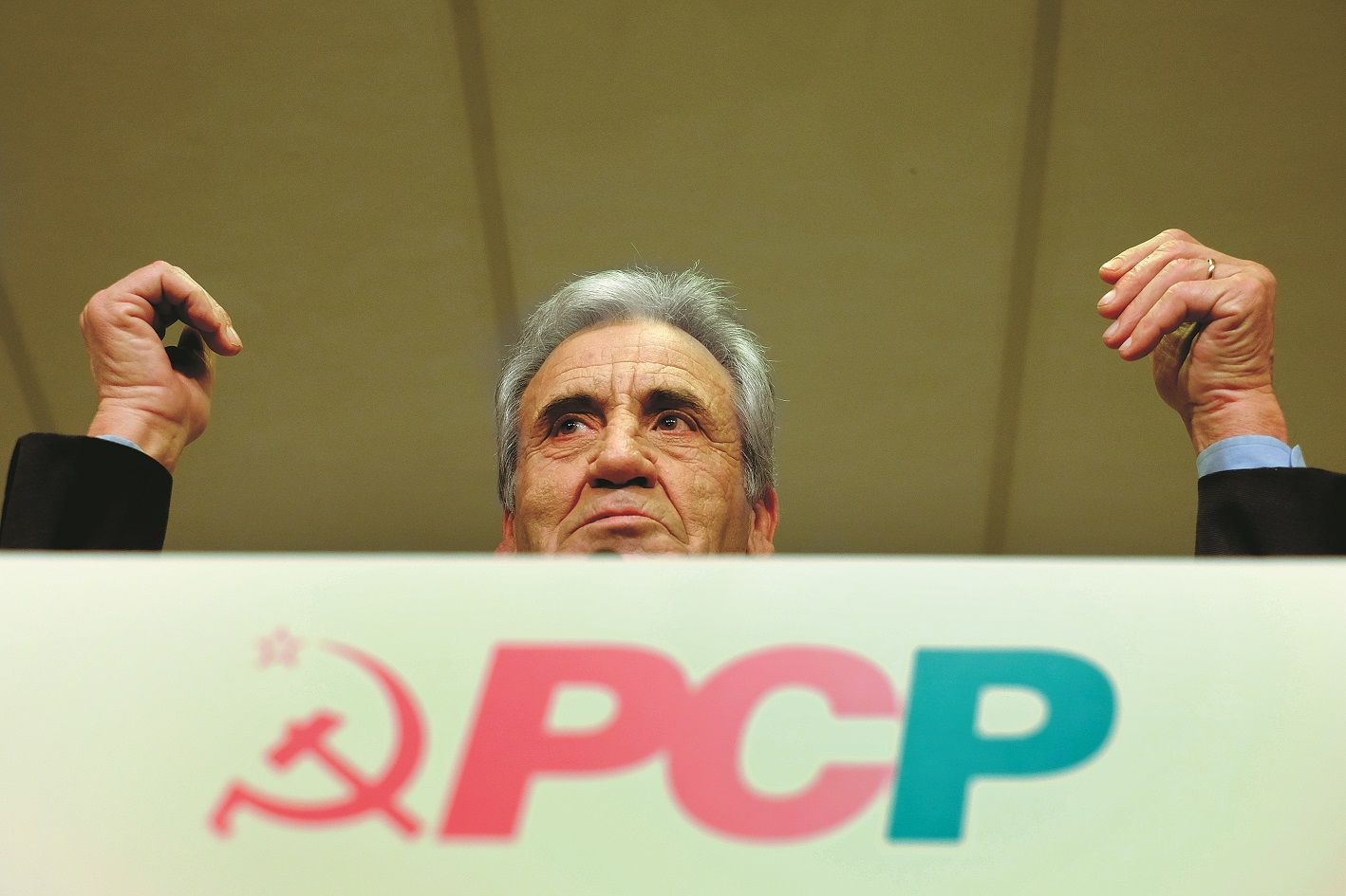 PCP recupera bandeira da saída do euro