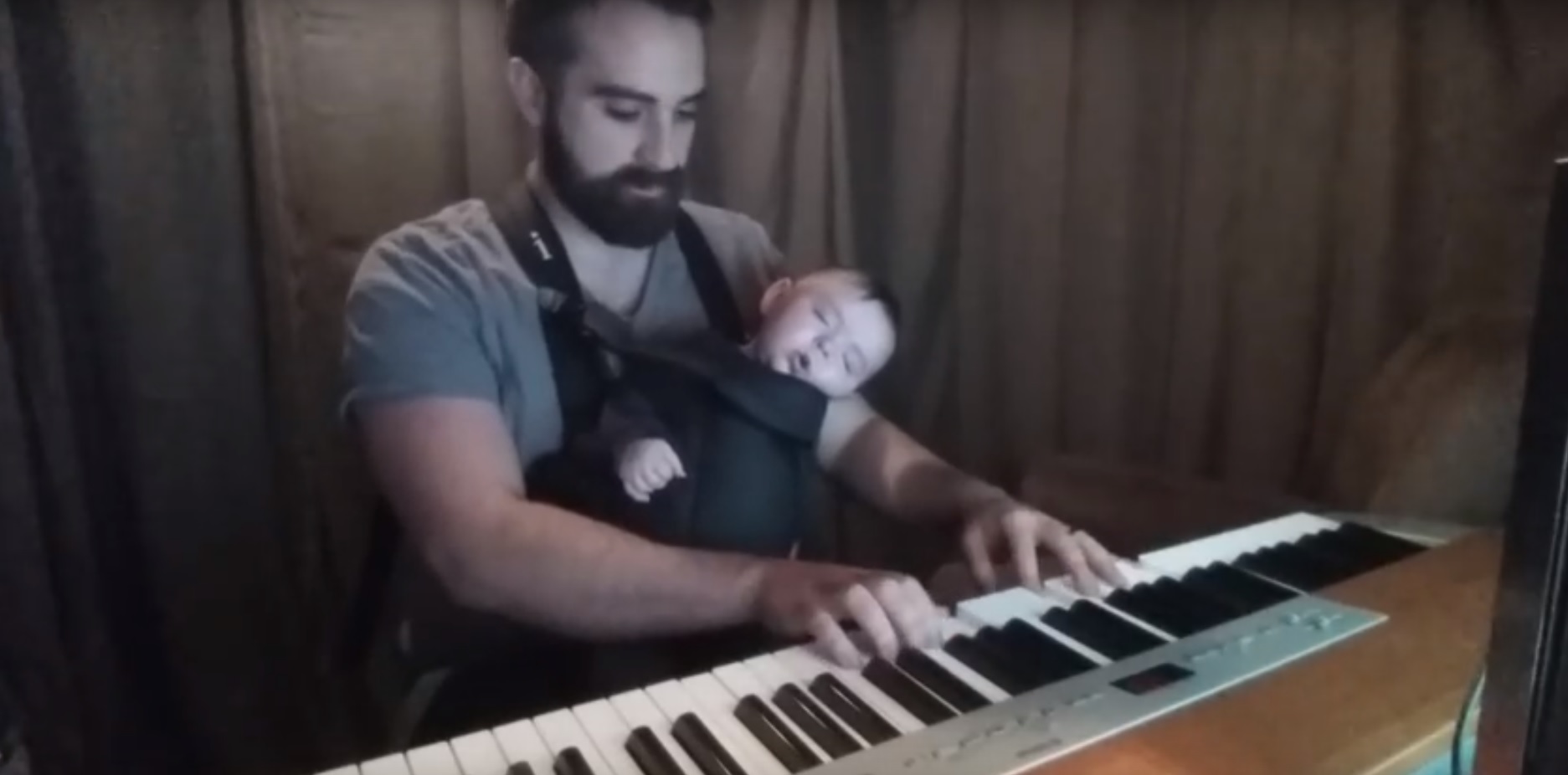 Uns acordes de piano e este bebé adormece instantaneamente [vídeo]