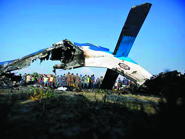 Avião despenha-se no Nepal com 23 pessoas a bordo