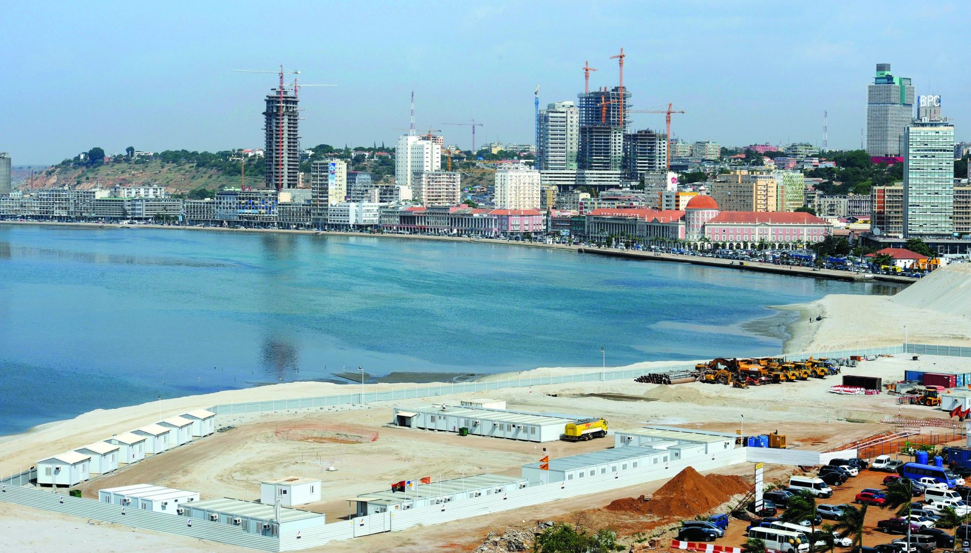 Governo de Angola corta na Defesa e na Administração Pública