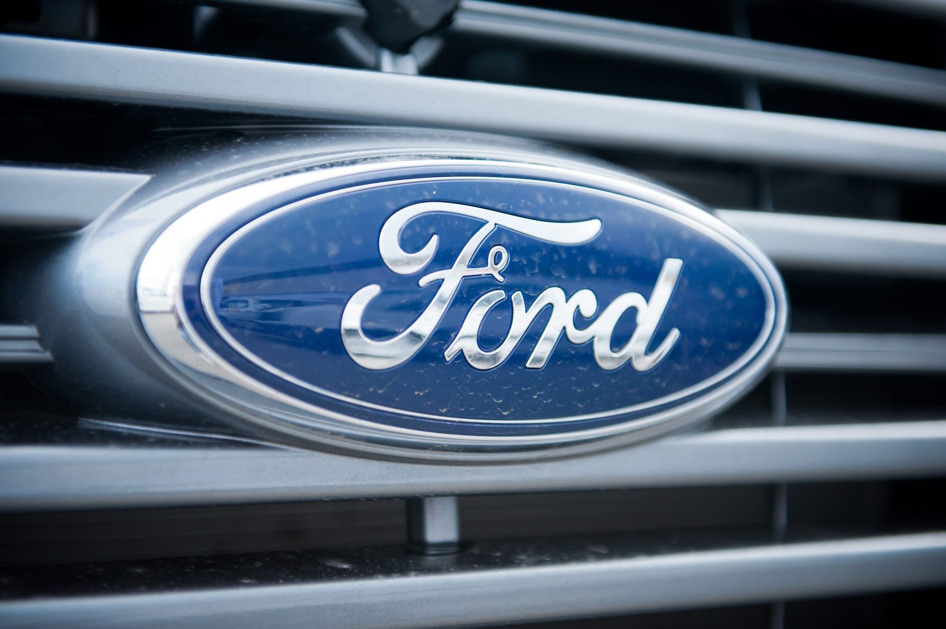 Ford corta centenas de empregos