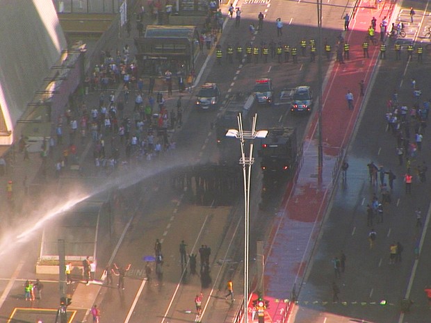 Brasil: Polícia usa jatos de água e bombas de gás para dispersar manifestantes