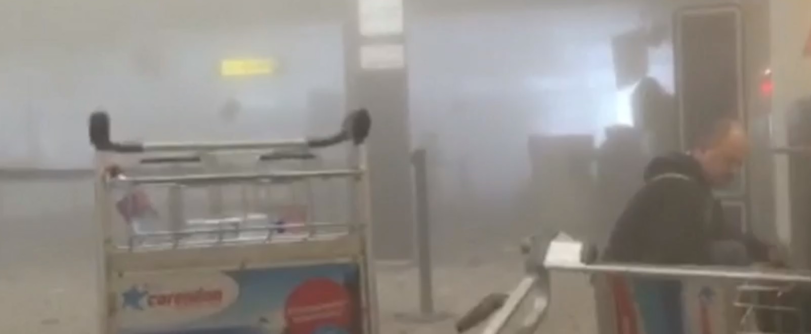 Caos no interior do aeroporto de Bruxelas após explosões [vídeo]