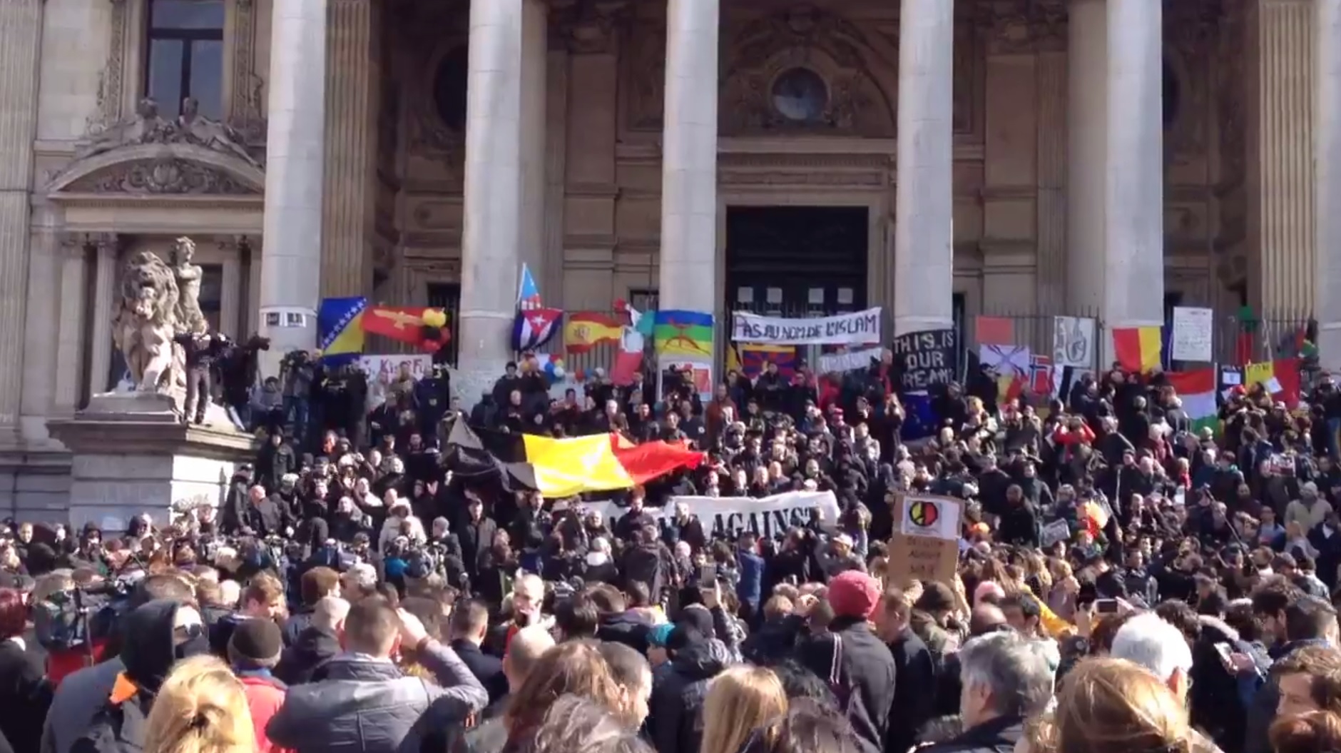 Bruxelas: Manifestantes de extrema direita provocam distúrbios durante homenagem às vítimas dos atentados