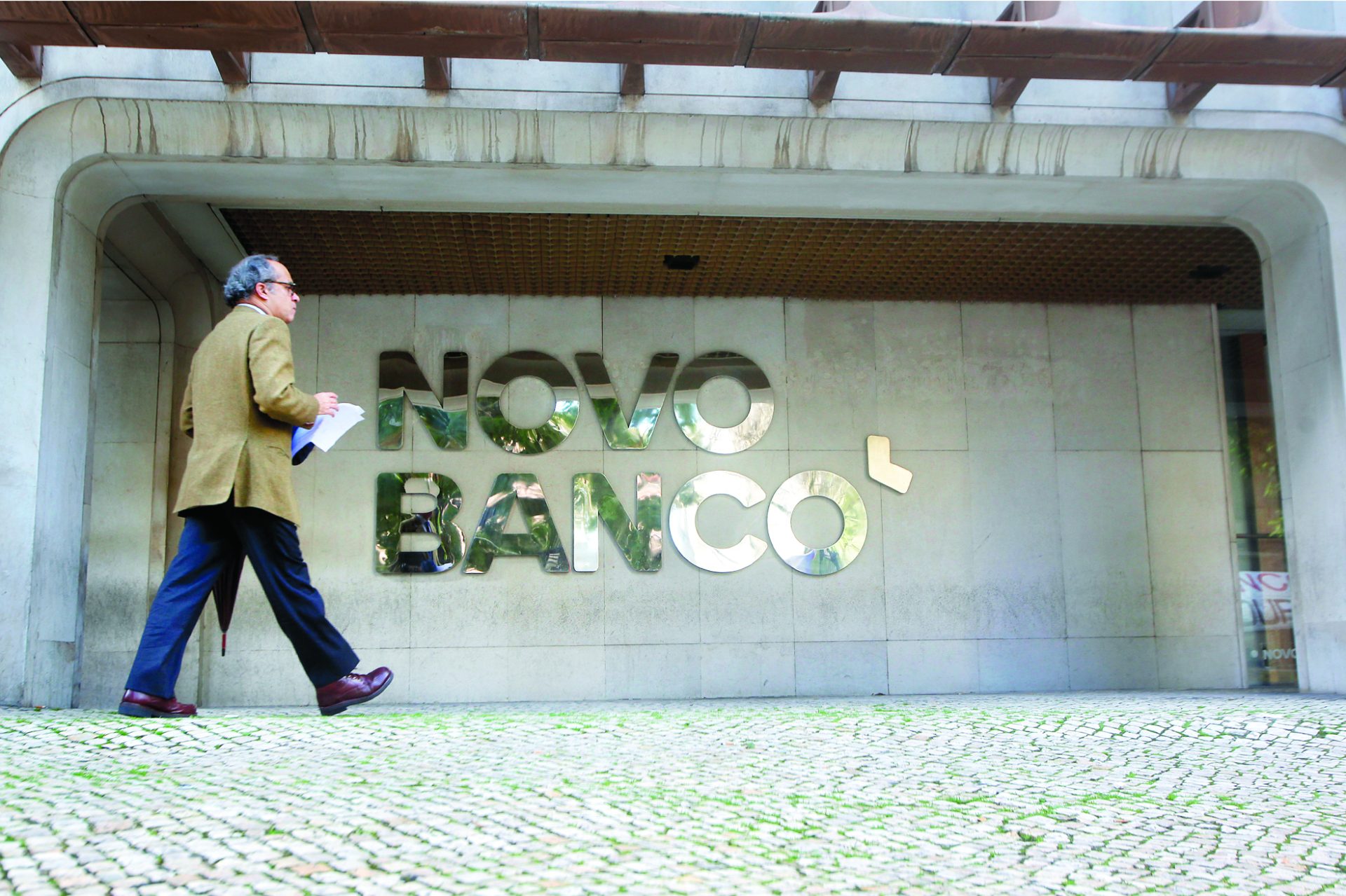 Costa não fecha a porta à nacionalização do Novo Banco