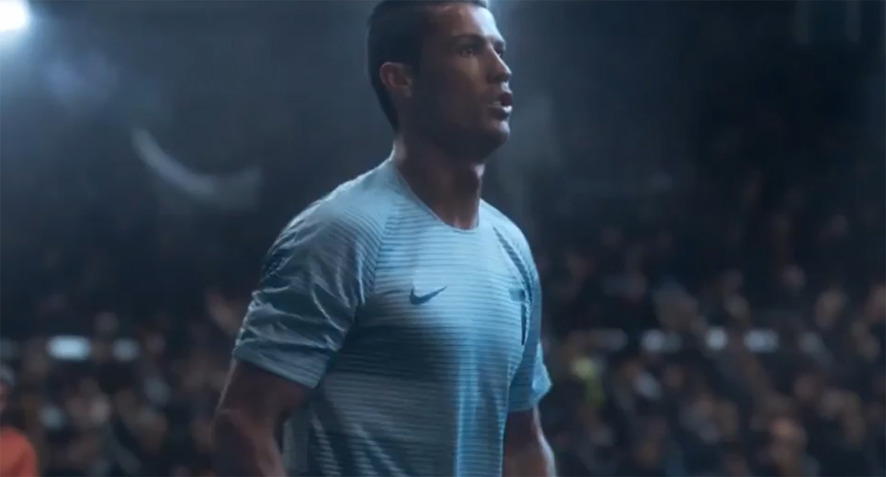 Cristiano Ronaldo volta a ser protagonista de um anúncio estranho