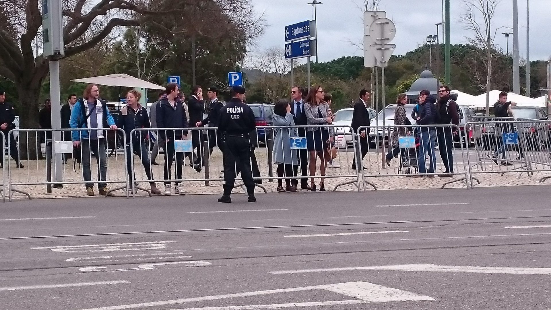 Filhos e nora de Marcelo à espera do Presidente na rua