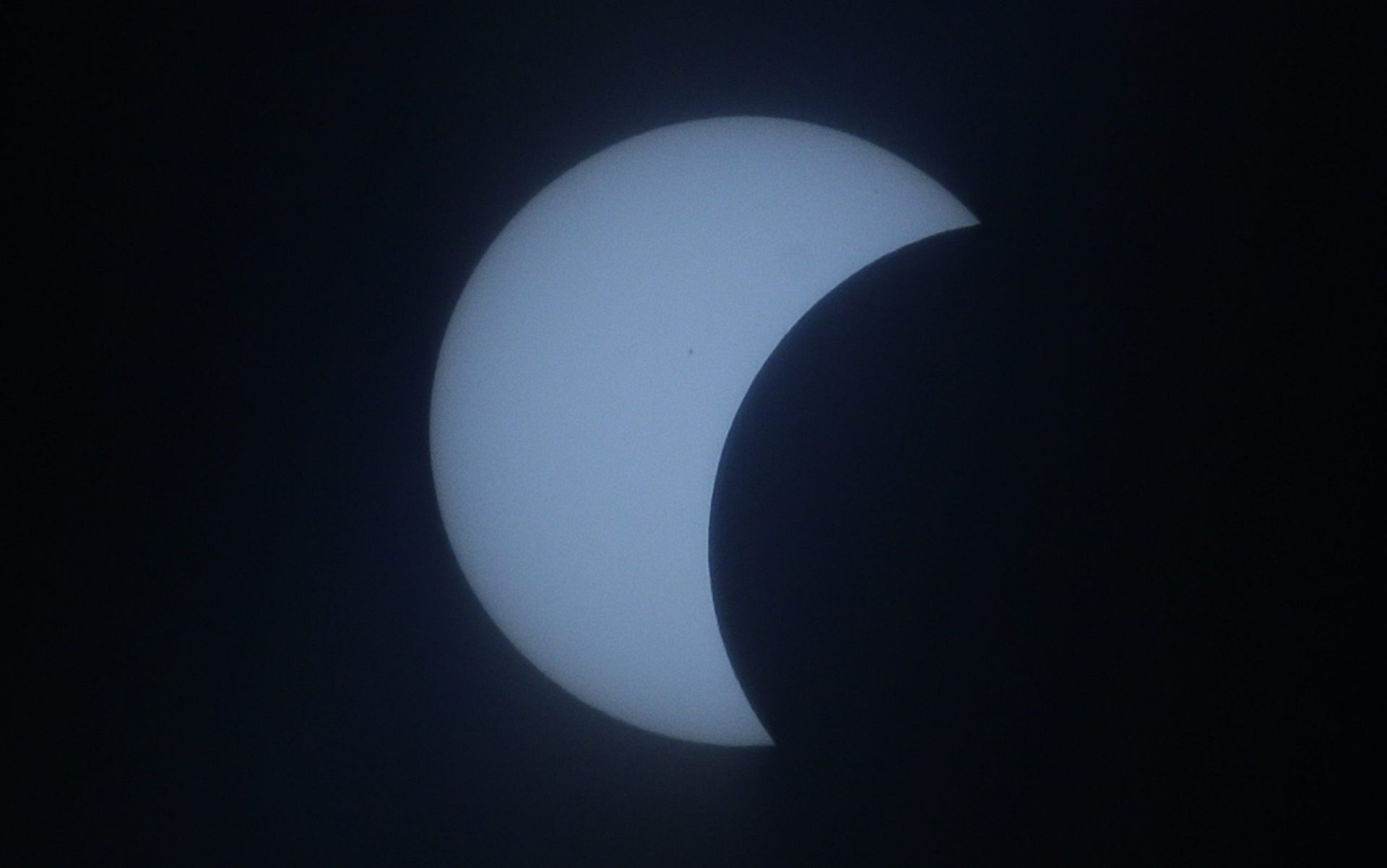 Fotos do eclipse total do Sol invadem as redes sociais