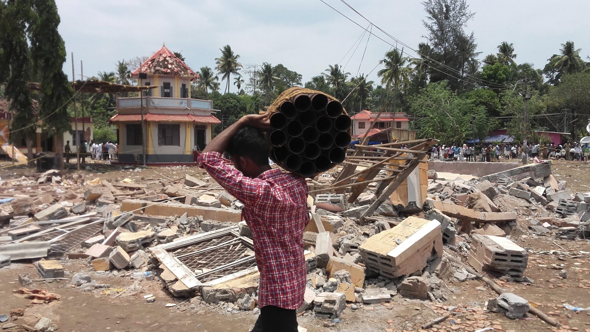Incêndio num templo na Índia faz 100 mortos