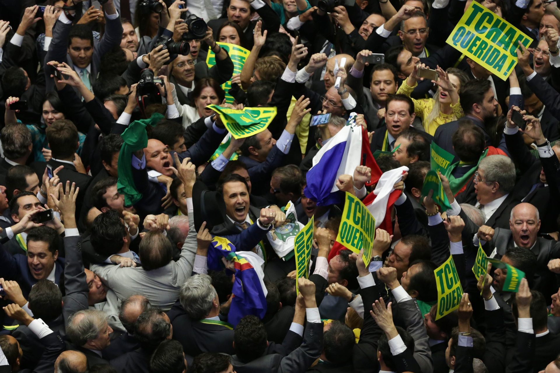 Deputados brasileiros aprovam ‘impeachment’ de Dilma
