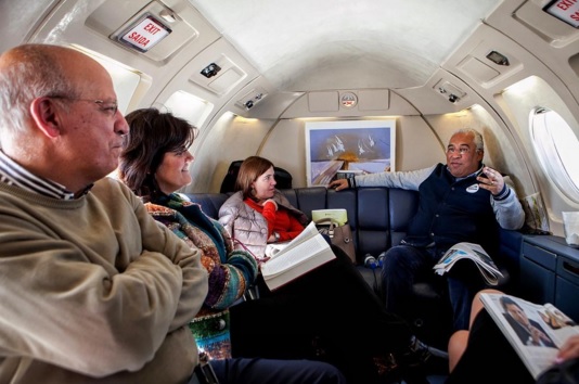 Fotografia de Costa a viajar num Falcon está a indignar as redes sociais
