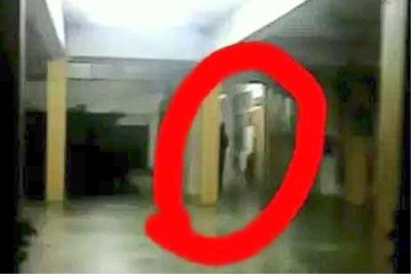 Alunos e professores assustados com “figura negra” que passeia pelos corredores da escola