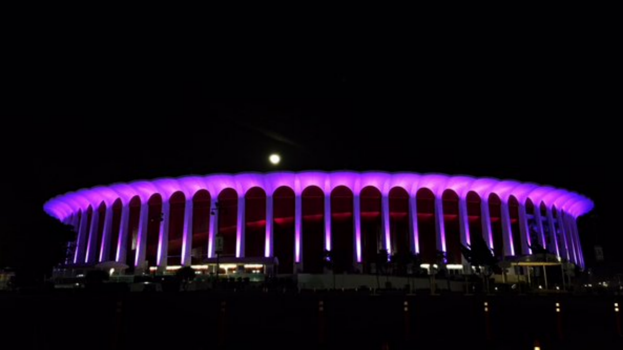 Monumentos iluminam-se em homenagem a Prince