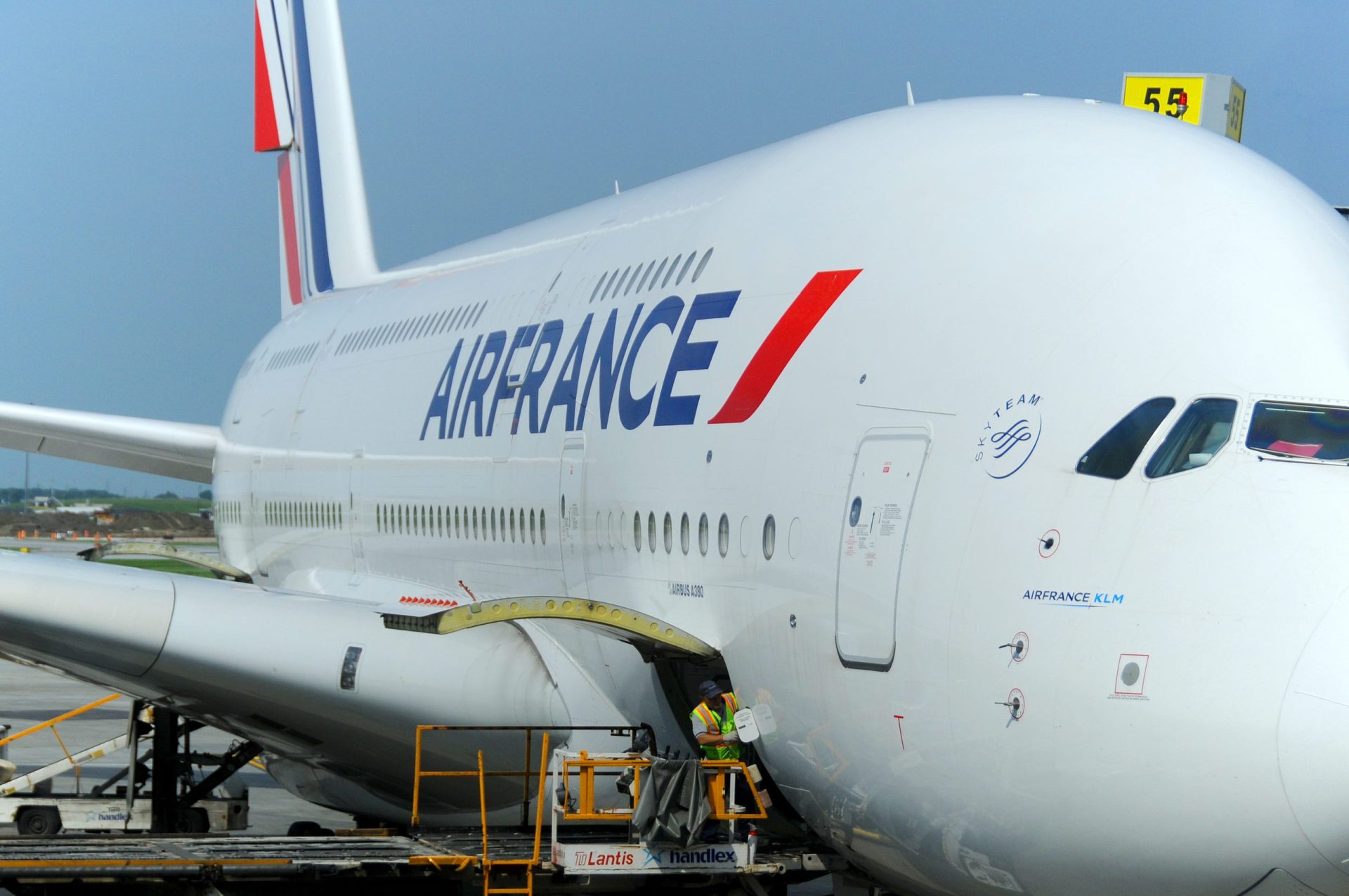 Hospedeiras da Air France terão de usar véu