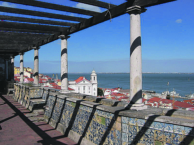 Turistas escolhem viajar para Portugal