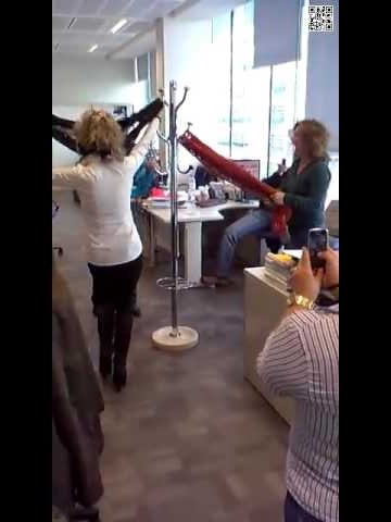 Vídeo mostra funcionárias do DIAP a imitar dança no varão