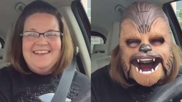 Uma máscara do Chewbacca e uma mulher às gargalhadas – a receita para o viral da semana