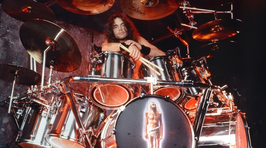 Antigo baterista dos Megadeth morre em palco